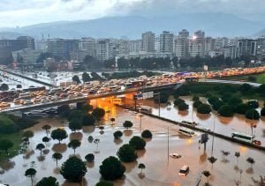 İzmir’e 8 Saatte 1 Aylık Yağış Düştü