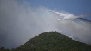 Kazdağları’nda çıkan orman yangınına havadan ve karadan müdahale ediliyor