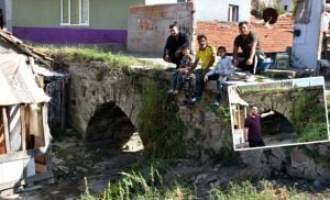 Tarihi Taş Köprü, evler arasında kayboldu