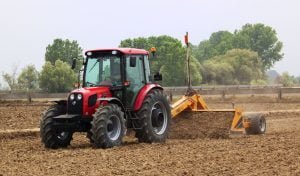 Tarlasını sürerken traktörünü haczettiler