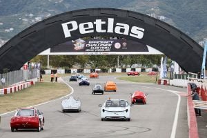 Elektrikli araçlar körfezde piste çıktı