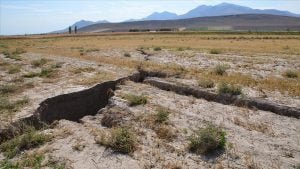 Karaman’da tarlalarda yüzey yarıkları oluştu