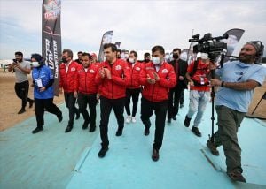 TEKNOFEST Yönetim Kurulu Başkanı Bayraktar, Savaşan İHA Yarışması’na katılan ekiplerin araçlarını inceledi