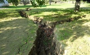 Aydın’da arazilerde oluşan çatlakların sayısı artıyor