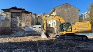 İzmir’de 2 katlı bina yıkılma tehlikesi nedeniyle tahliye edildi