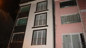 İnşaat temeli kazılırken hasar gören iki binadaki 48 kişi tahliye edildi