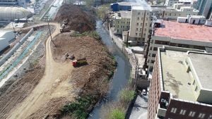 Marmara Denizi’ne dökülen Ayamama deresi mavi ve siyah akıyor