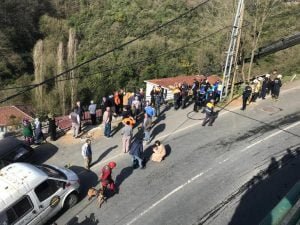 Sarıyer’de gecekondu üzerine demir yüklü TIR devrildi