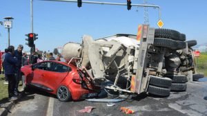Beton mikseri ışıkta bekleyen araçlara çarpıp devrildi: 1 yaralı