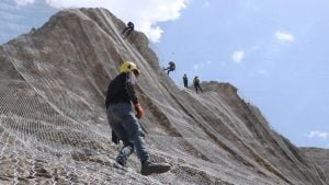 Kaya düşen dağları çelikle örüyorlar