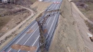 Adana’daki karayolunda göçük