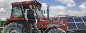 Tarlalarına kurdukları güneş panelleriyle hem kendileri hem doğa kazanıyor