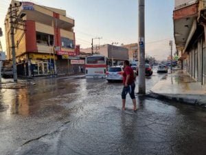 Su borusu patlayınca asfalt çöktü; halk otobüsü ve motosiklet su dolu çukura düştü