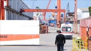 Tuzla’da tersanede 4 işçi karbondioksitten zehirlendi