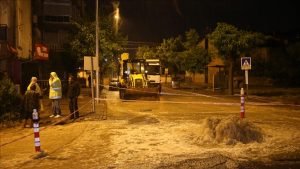 Sivas’ta sağanak nedeniyle yol çöktü, bazı evleri su bastı