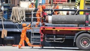 Karadeniz gazını karaya taşıyacak borular denize iniyor